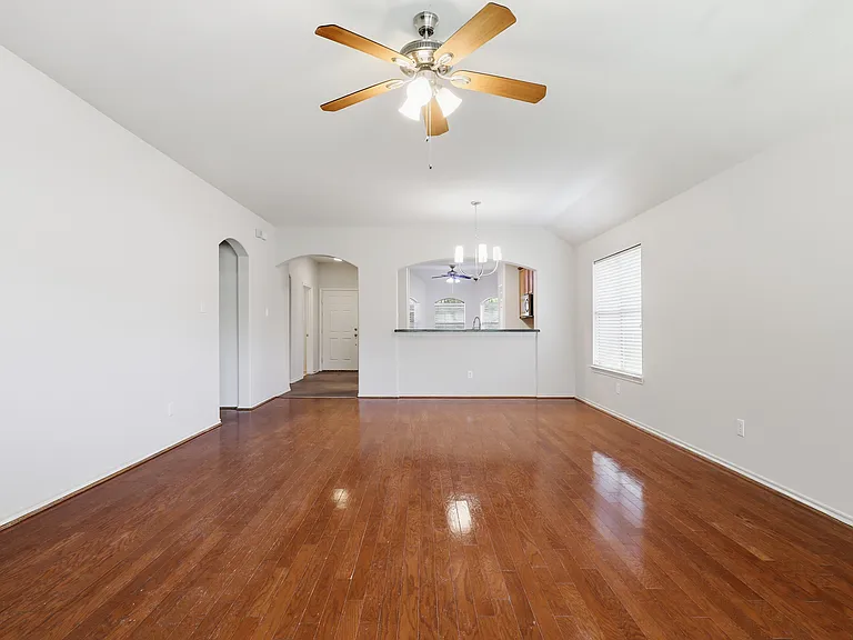 4504 Leeds Dr — Photo 4
