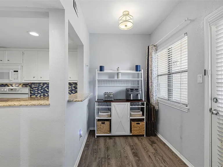 706 W 22nd St #305 — Photo 8