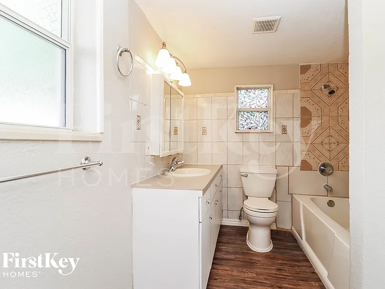 645 Lexington St — Photo 12
