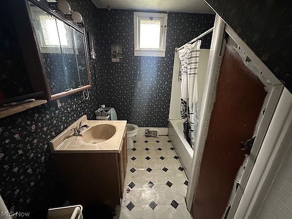 4th image of 3711 E 52nd St