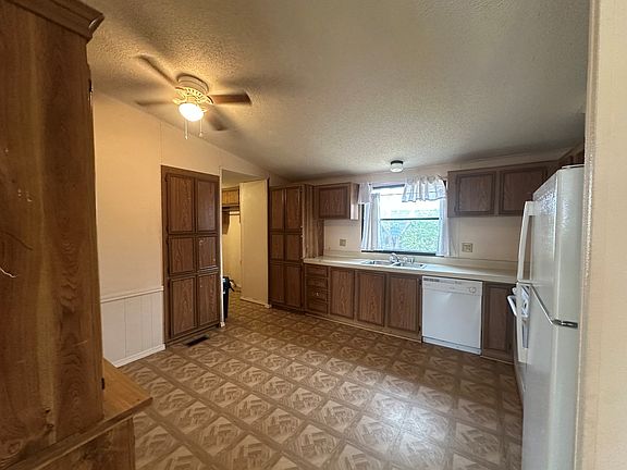 4th image of 6712 Ruth Ave NE