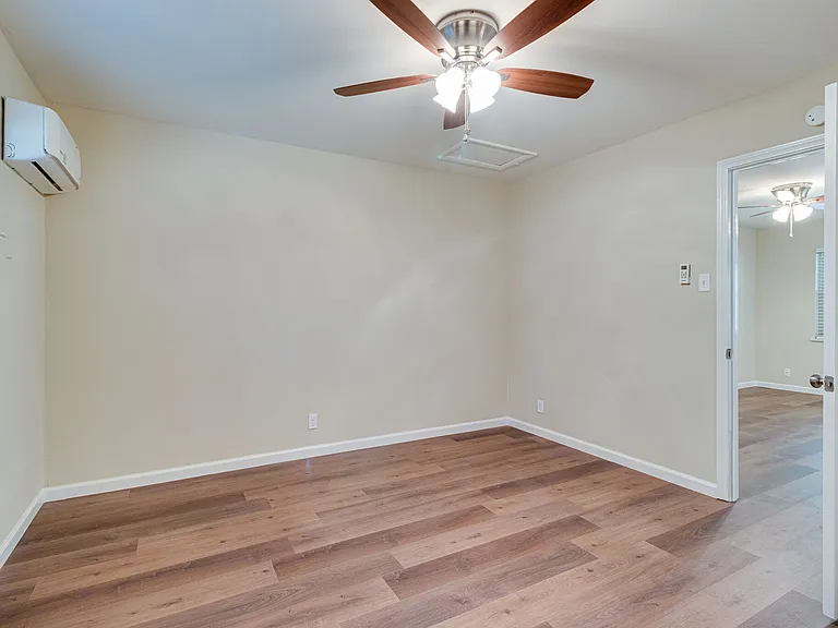 601 W College St — Photo 28
