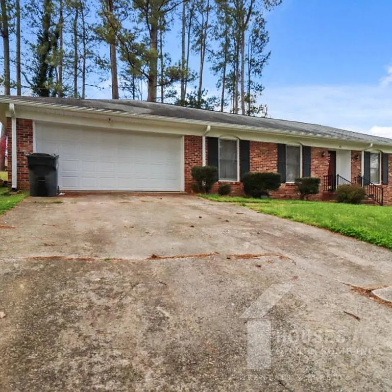 301 Ladbroke Rd — Photo 1