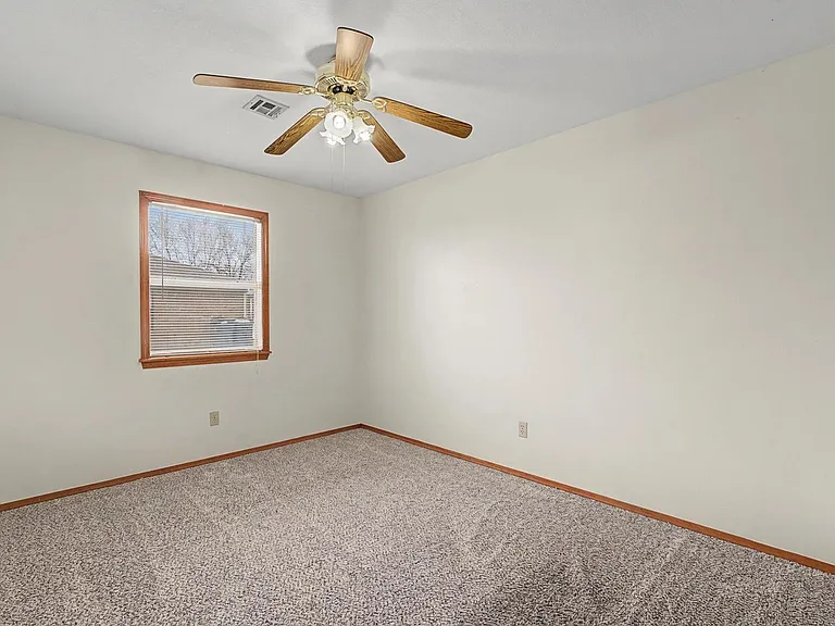 194 Hall Dr — Photo 16