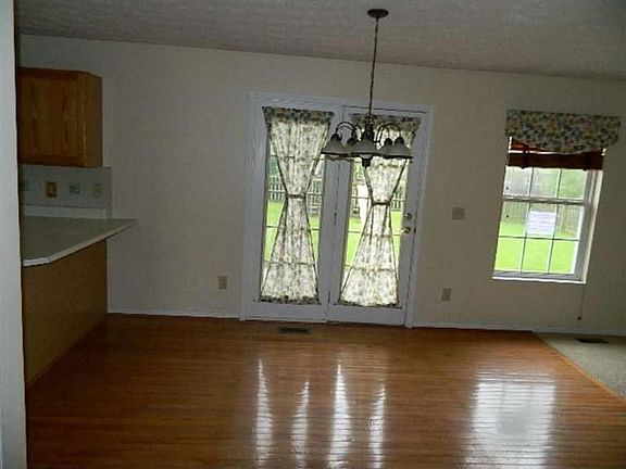 3rd image of 1298 Poplar Hill Dr