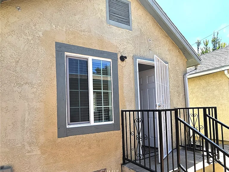 656 W 21st St — Photo 15