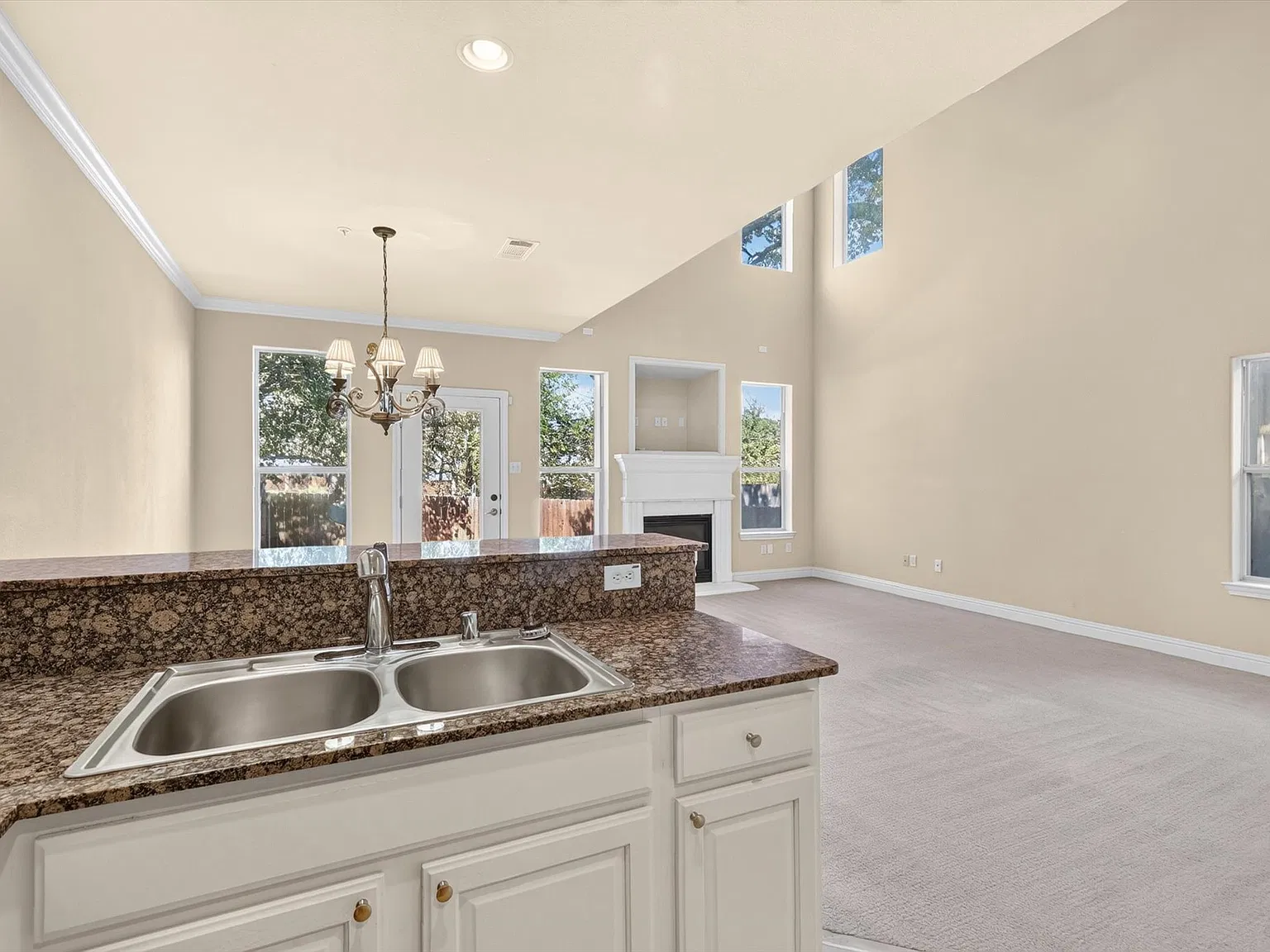 3 bed, 2036 sqft, $3,100 — Photo 4