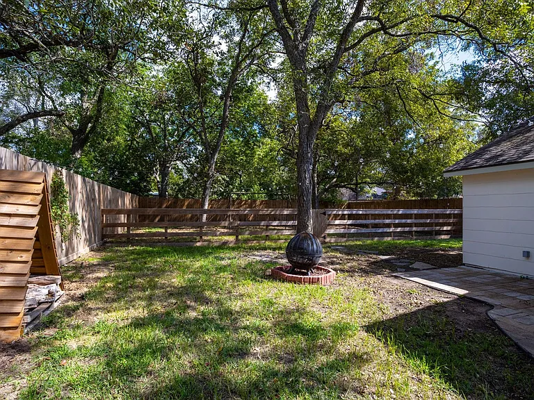 1517 Live Oak St — Photo 32