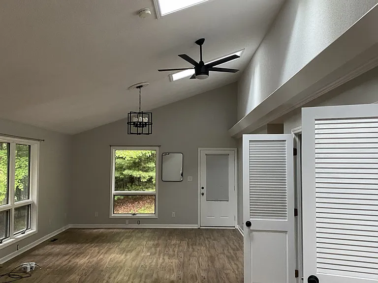 183 Laurel Dr — Photo 2