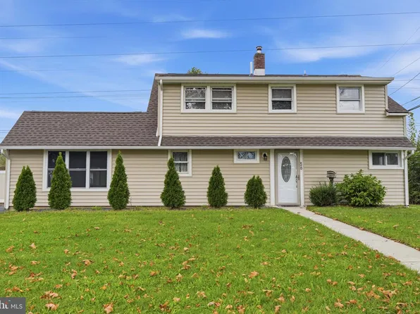 56 N Northpark Dr, Levittown, PA 19054