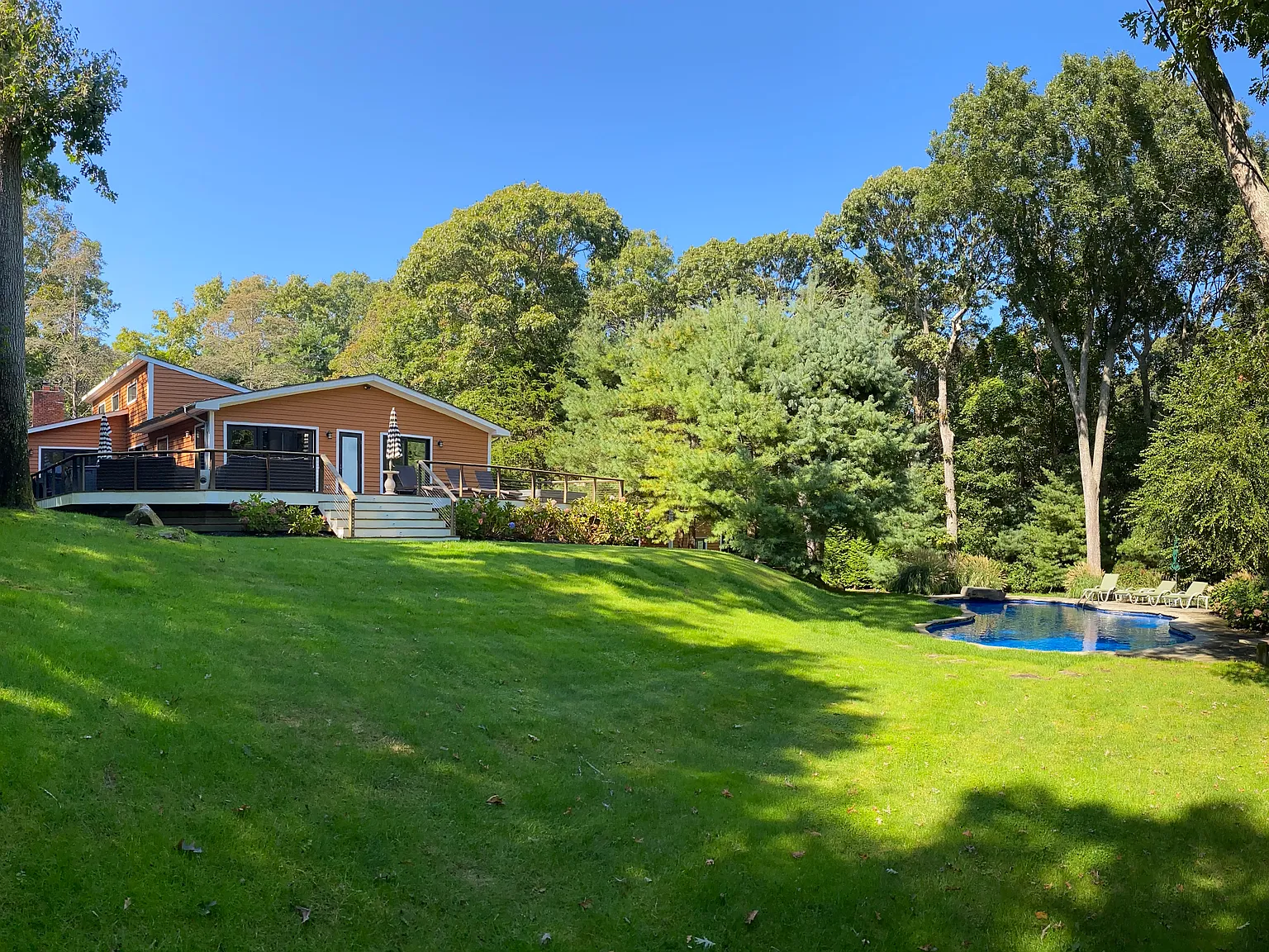 Priced To Rent..Great East Hampton Summer & September 2026 Rental — Photo 2
