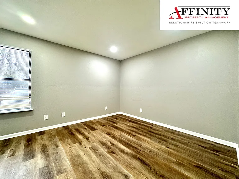 805 NW Mock Ave #D — Photo 8