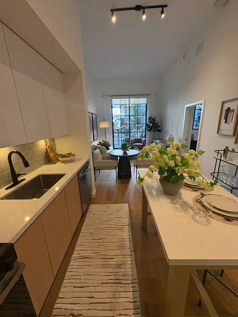 1 bed, 734 sqft, $2,399 — Photo 3