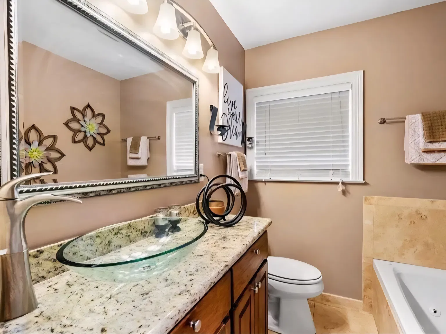 5 bed, 4300 sqft, $3,200 — Photo 2