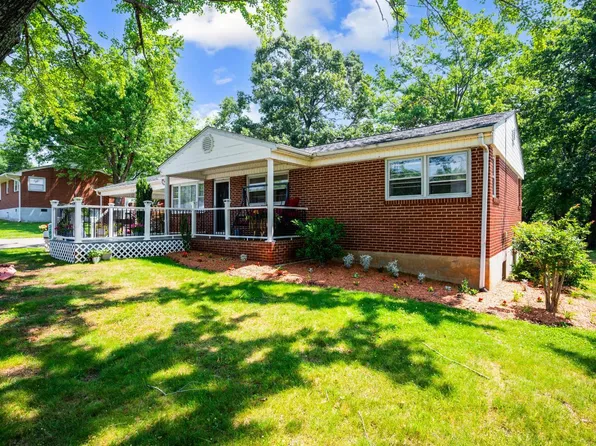 206 Huffmond St, Gretna, VA 24557