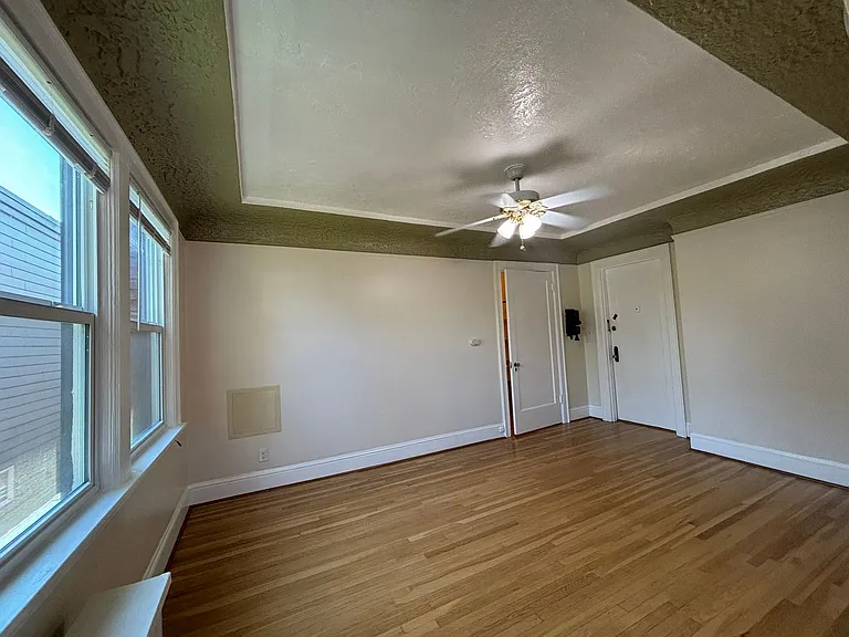 Burgess Apartments — Photo 4