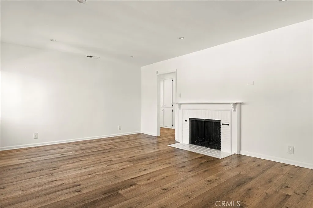 3 bed, 2.5 bath, 2034 sqft, $5,900 — Photo 3