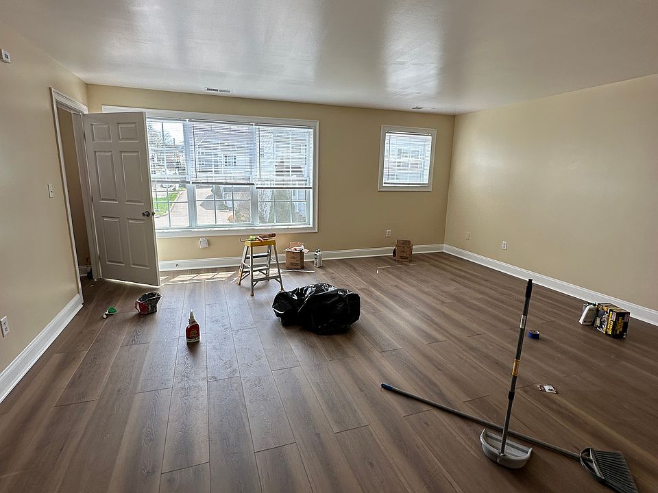 1st image of 125 Main St #101