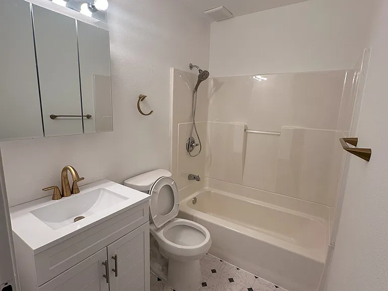 5306 E 24th Ave #3 — Photo 4