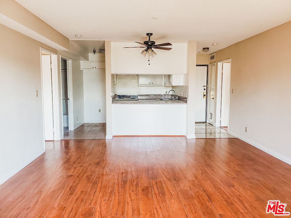 1st image of 4664 W Maplewood Ave #104