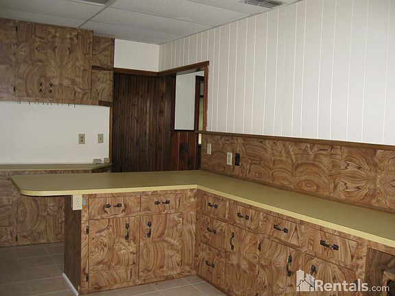 5th image of 320 Alamo Dr W