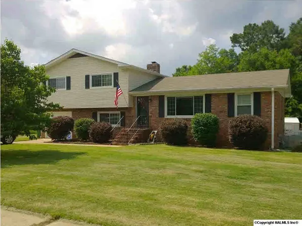 2111 Edinburgh Dr SW, Huntsville, AL 35803