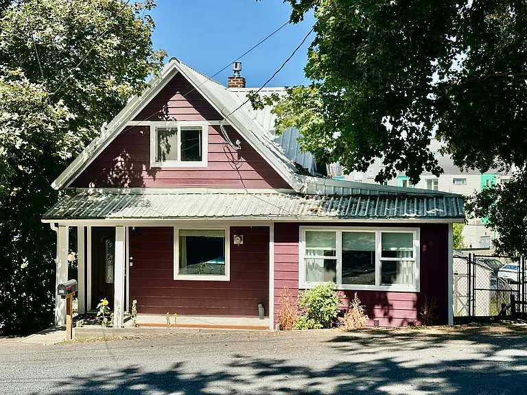 212 E Henley St — Photo 1