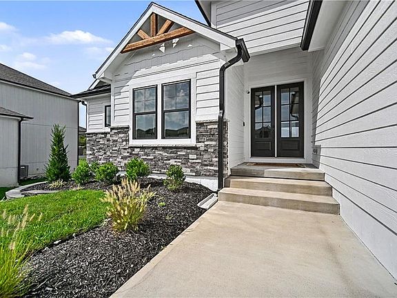 4th image of 3116 SW Summit View Trl