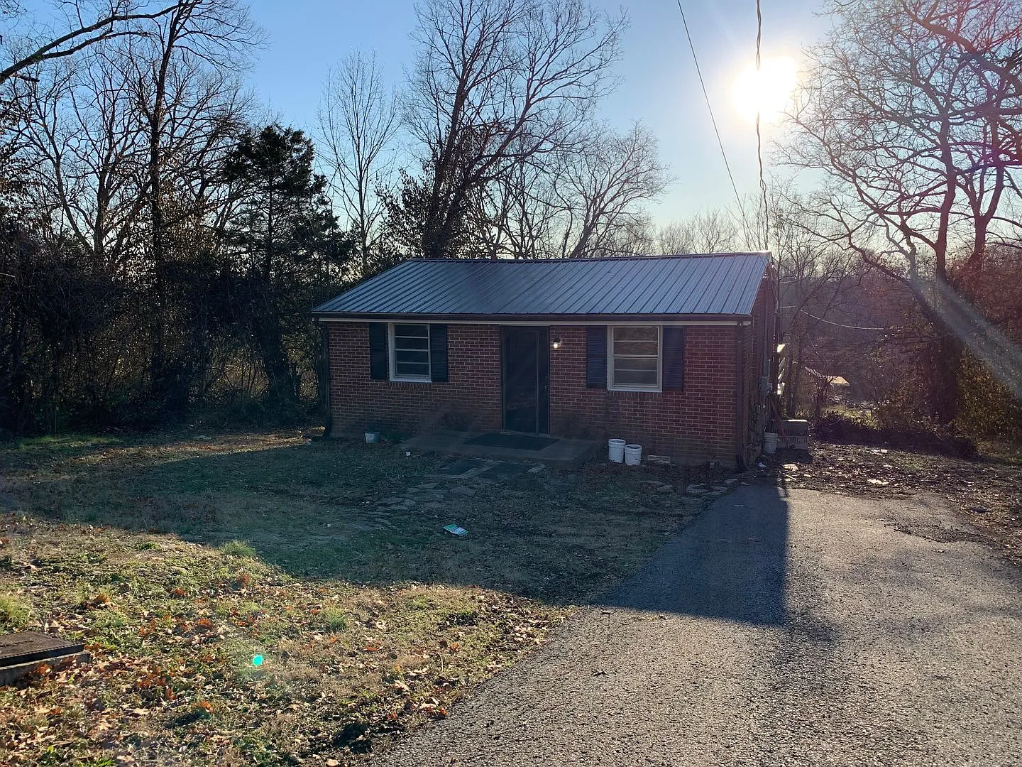 Cozy 2 bedroom, 1 bath with large yard — Photo 1