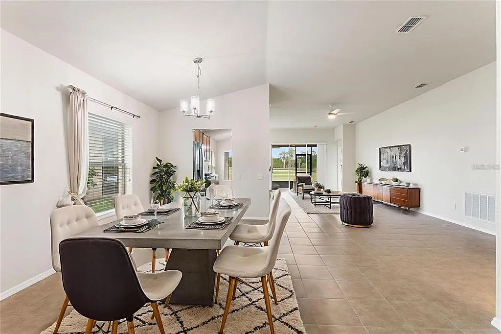 3 bed, 2.0 bath, 1713 sqft, $2,300 — Photo 2