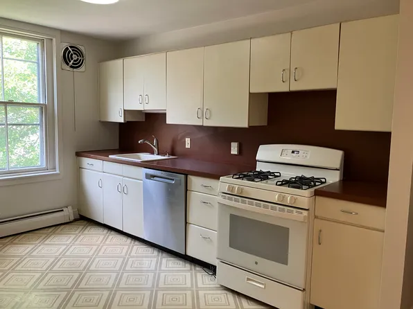 82 Washington Sq APT 4, Salem, MA 01970