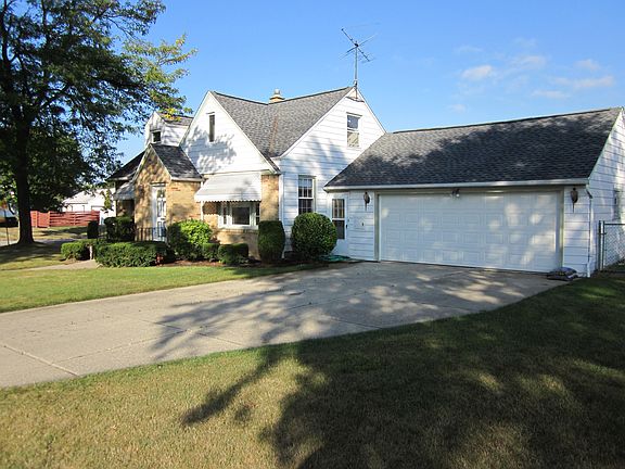 2.5 Car Attached garage