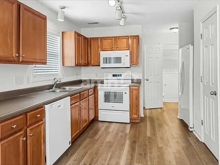 611 Blue Lake Dr — Photo 3