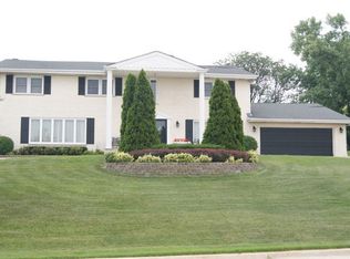 16 Kingston Dr, Oak Brook, IL 60523