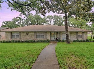 701 Castlewood Ln, Arlington, TX 76012