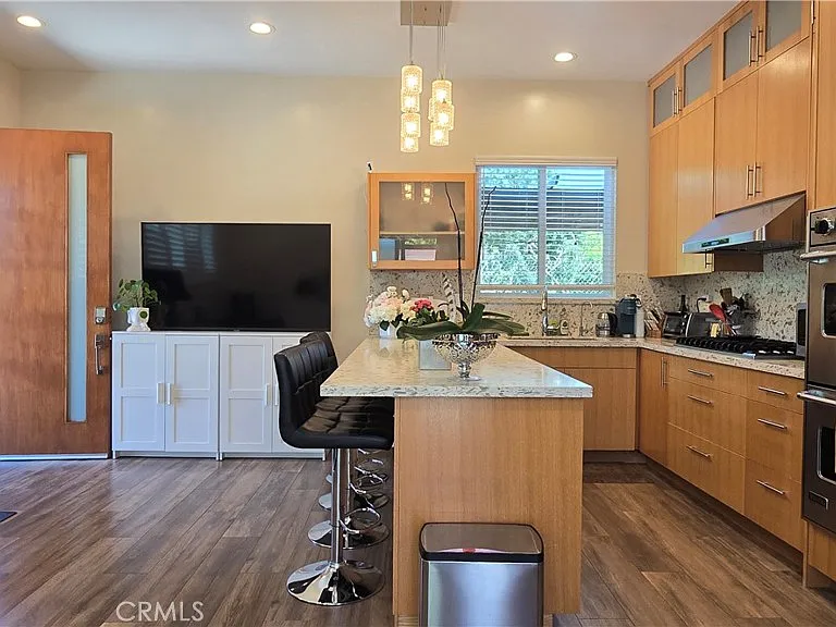 1018 La Presa Dr — Photo 8