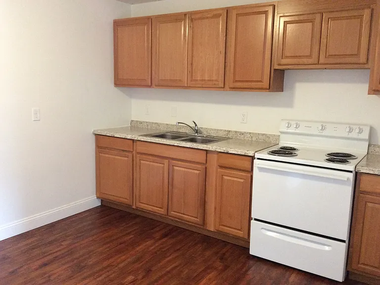 1040 W Princess St #5 — Photo 4