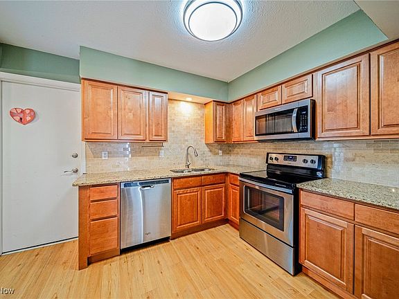 4th image of 5 Meadowlawn Dr Unit 12