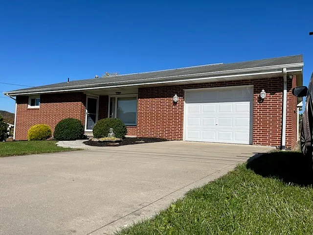 315 Phyllis Dr photo 1
