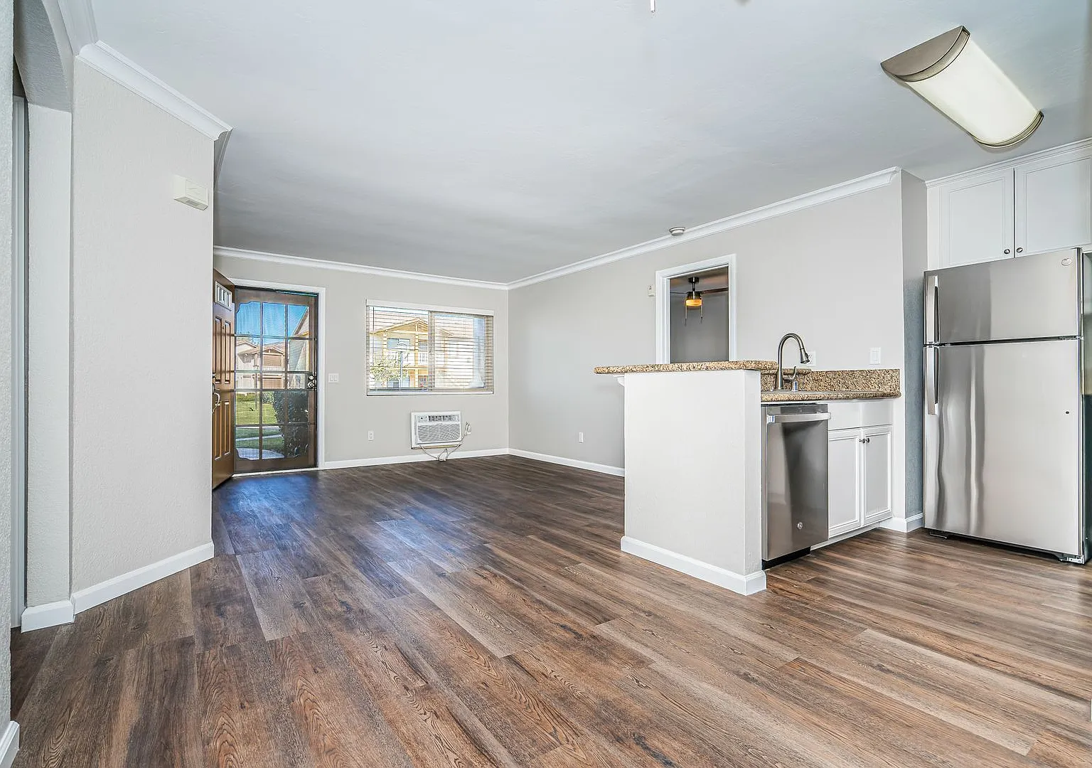 Charming and Renovated Ground Floor Two Bed Two Bath! — Photo 2