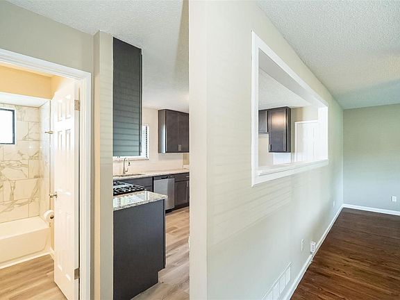 3rd image of 1410 Bobolink Dr