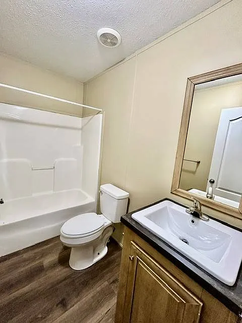 3 bed, 2.0 bath, 1034 sqft, $1,300 — Photo 4