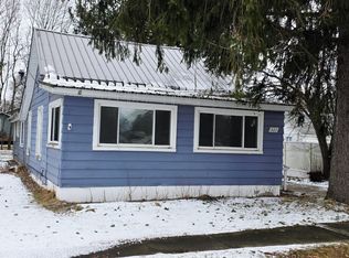 321 S 4th St, Edmore, MI 48829