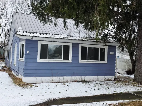 321 S 4th St, Edmore, MI 48829