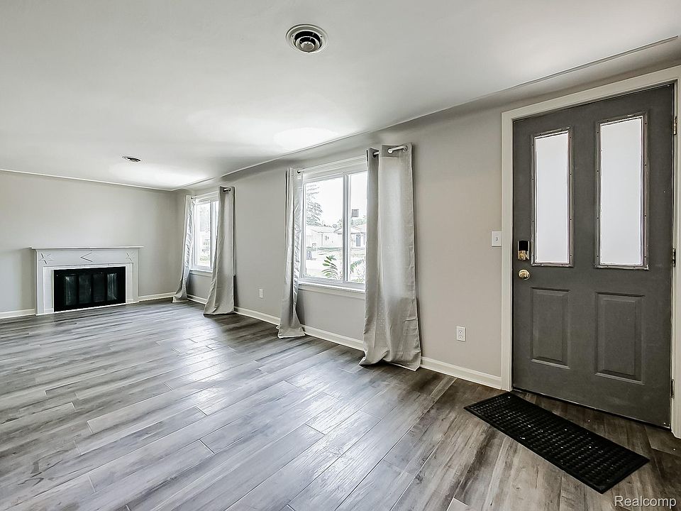 20380 Floral St, photo 4