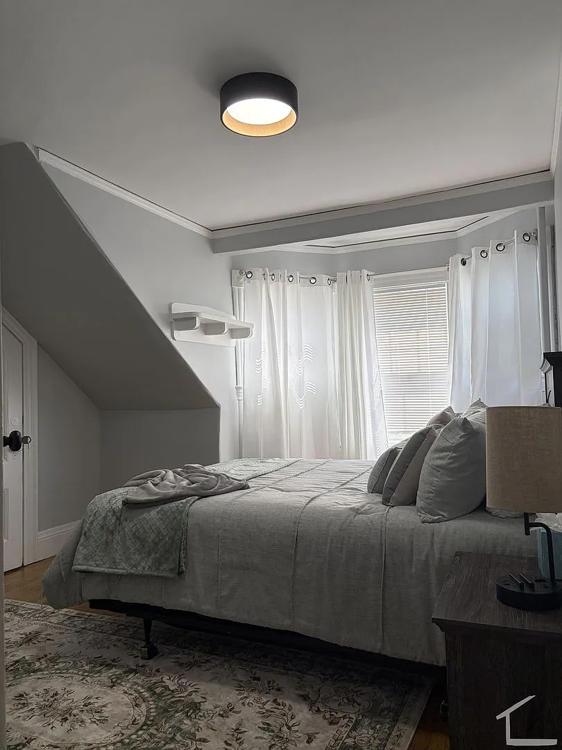 Beautiful 6 bed single family with parking included in Watertown available for rent NOW! — Photo 4