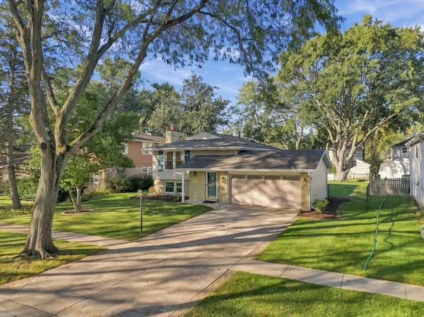 1708 N Mura Ln, Mount Prospect, IL 60056
