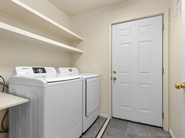 1449 S Oak Ave — Photo 11