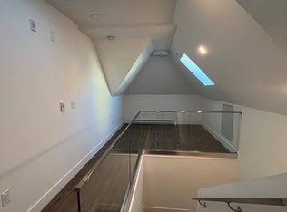 1523 Davie St #402, Vancouver, BC V6G 3A2