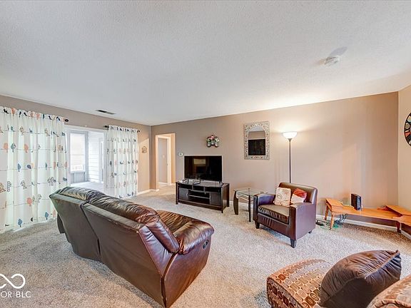 3rd image of 926 Ardsley Dr